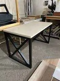 Bulk material weighing table